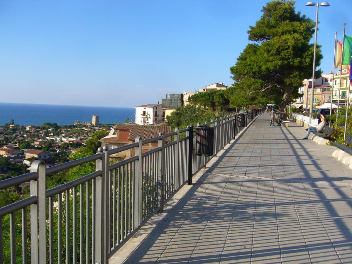 Casaleo Hotel Campofelice Di Roccella Bagian luar foto