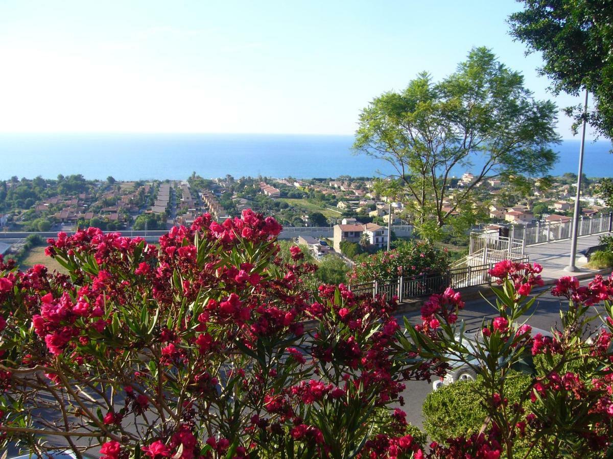 Casaleo Hotel Campofelice Di Roccella Bagian luar foto